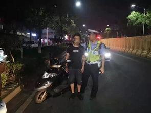 民警看热闹吃瓜