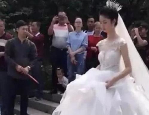 新娘手持冰棍吃瓜,新娘喜笑颜开