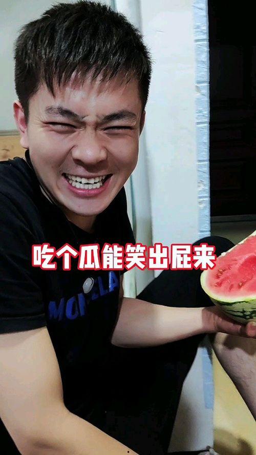 奇葩情侣吃瓜视频,揭秘奇葩情侣的甜蜜“瓜”事