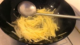土豆丝吃瓜,夏日清爽美食新搭配