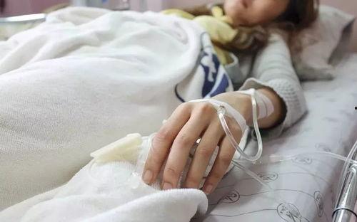 女生输液吃瓜视频,女生悠闲吃瓜，意外走红网络